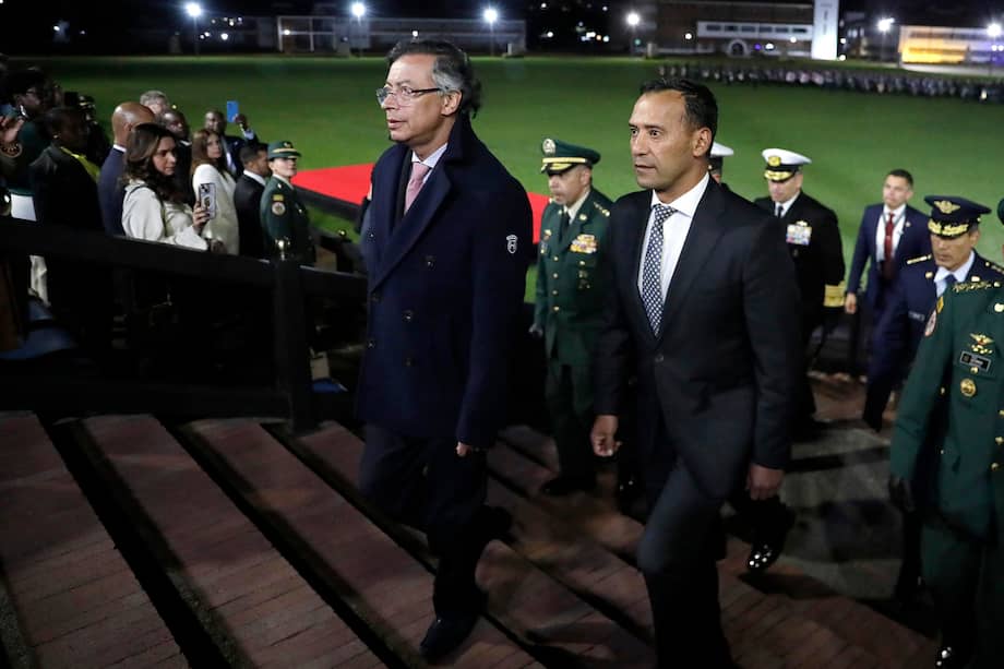 El presidente Gustavo Petro y el ministro de Defensa, el general retirado Pedro Sánchez.