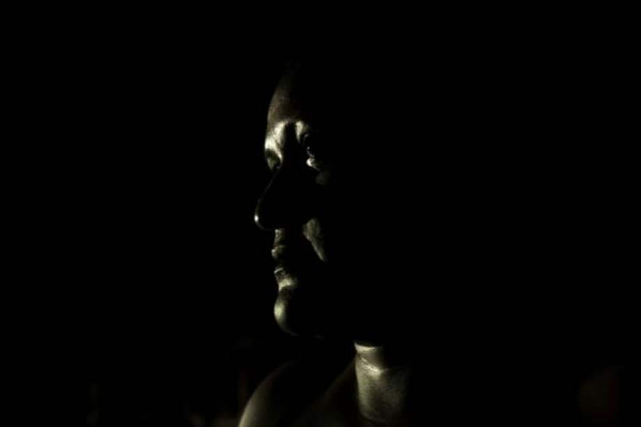 Sandra Pérez, de la nación indígena Sikuani, se preocupa por su hermano menor, quien ha luchado contra las compañías petroleras y la contaminación que producen en la tierra. La ola de violencia contra los líderes sociales en la región hace que ella sienta temor por la vida de su hermano. Rubiales, (Meta) Colombia 9 de Abril, 2017. Foto Tom Laffay / Cajar.