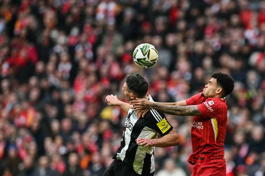 El colombiano Luis Díaz (derecha), del Liverpool, pelea un balón con Fabian Schar, defensor del Newcastle, en la final de la Carabao Cup.