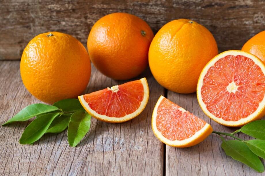 Naranjas sobre una mesa