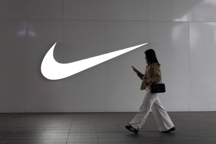La mitad de las zapatillas de la marca Nike, por ejemplo, se fabrican en Vietnam. EFE/EPA/JESSICA LEE