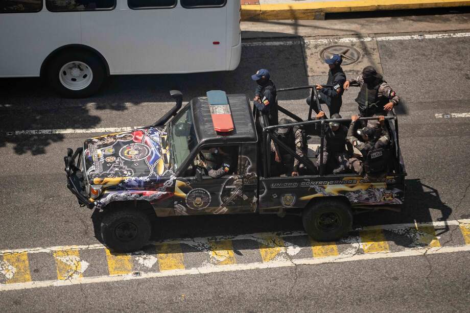 Agentes de la Policía Nacional Bolivariana recorren las calles en Caracas (Venezuela).