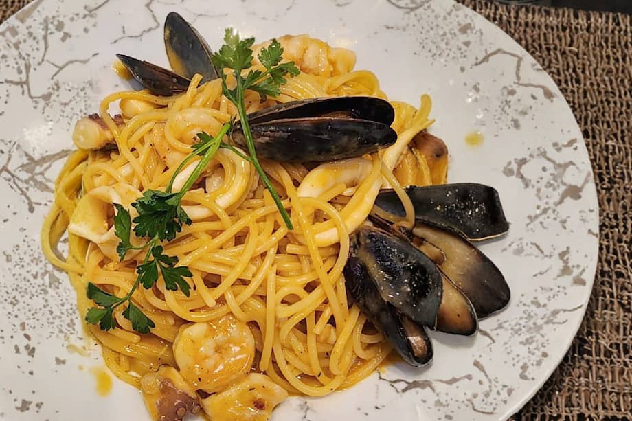 Spaghetti con mariscos y mantequilla infusionada