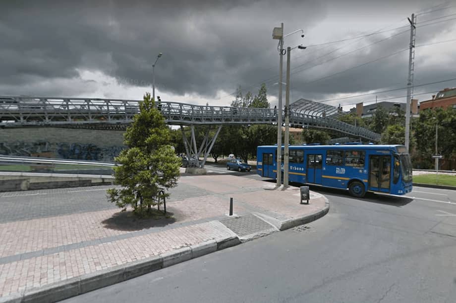 El abogado del médico que disparó a tres ladrones en el puente peatonal de la calle 123 con carrera 9, dijo que el médico resultó herido en medio del forcejeo. / Google Maps
