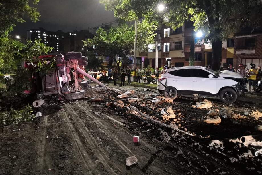 La volqueta arrastró una SUV blanca y, al parecer, una moto.