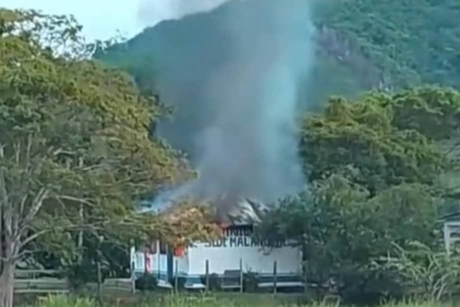 El incendio destruyó la institución educativa rural Trinidad Arriba, ubicada en la vereda Malanoche.