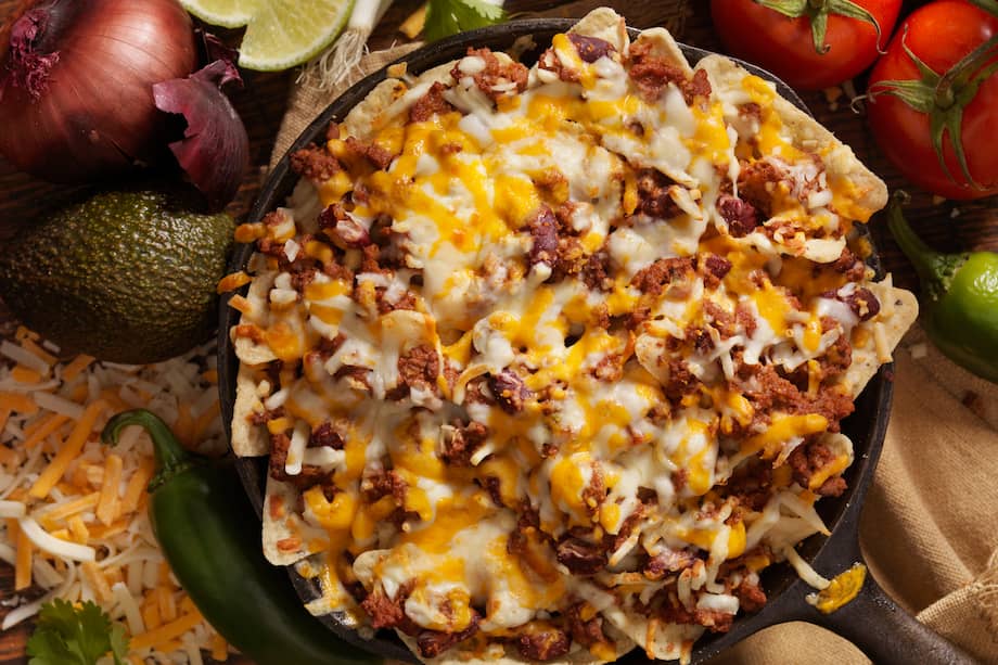 Baña estos nachos con queso cheddar y añade jalapeños para elevar la experiencia de sabor.