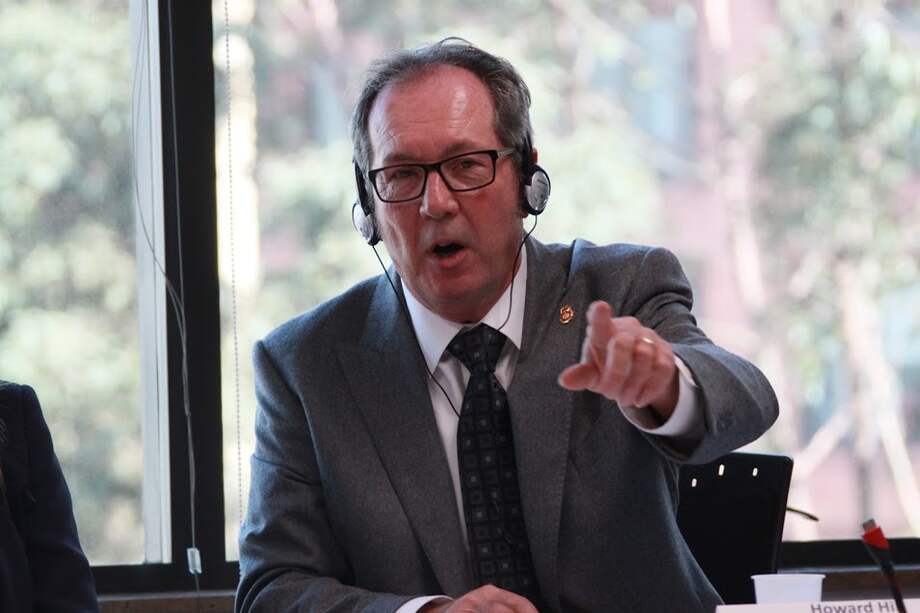 Howard Hill, exdirector de bomberos de Nueva York, compartió su experiencia con socorristas de Bogotá. / Cortesía.