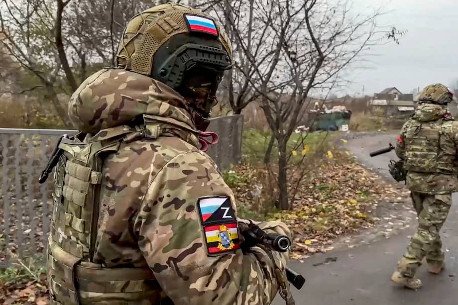 Voluntarios militares rusos de la formación 'Bars-Kursk' patrullan en el pueblo de Korenevo, región de Kursk, Rusia