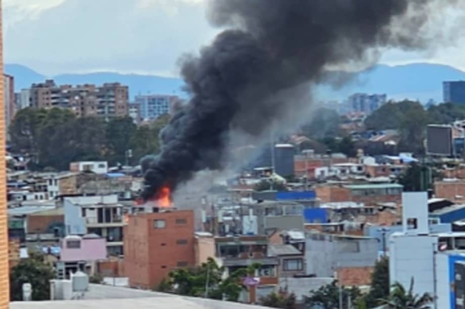 Incendio en la calle 80 con av Boyacá, este martes 23 de julio.