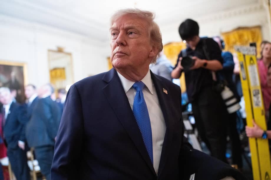 El presidente de los Estados Unidos, Donald J. Trump, abandona un evento en el Salón Este de la Casa Blanca.