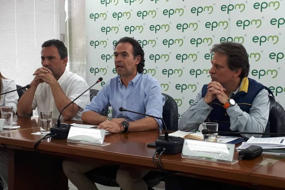 El gerente general de EPM, Jorge Londoño de la Cuesta, gerente general de EPM; Federico Gutiérrez, Alcalde de Medellín, y Eduardo José González, director de la UNGR. / @EPMestamosahi