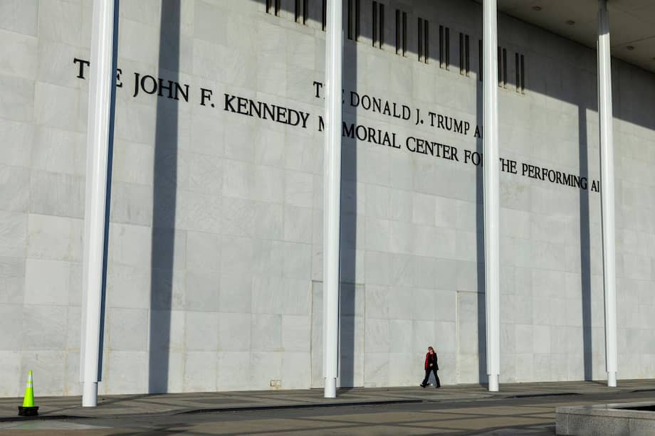 Un peatón camina junto a una nueva señalización que muestra el nombre del presidente estadounidense Donald J. Trump encima del nombre del expresidente John F. Kennedy en el edificio del Centro Conmemorativo John F. Kennedy para las Artes Escénicas, en Washington D. C., EE. UU.