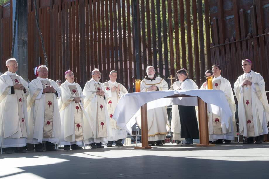 Foto de archivo. Miembros del Comité de la Conferencia de Obispos Católicos de los Estados Unidos (USCCB) en Nogales (EE. UU).