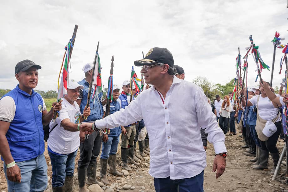 Resguardos indígenas de Tumaco, Nariño junto al presidente Gustavo Petro.