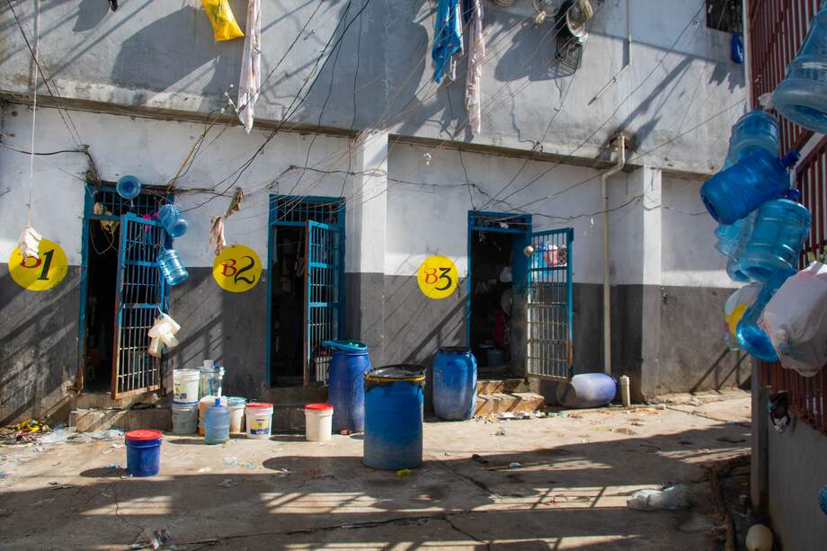 Fotografía del interior de la Penitenciaria Nacional, luego del ataque por parte de bandas armadas en Puerto Príncipe, Haití.