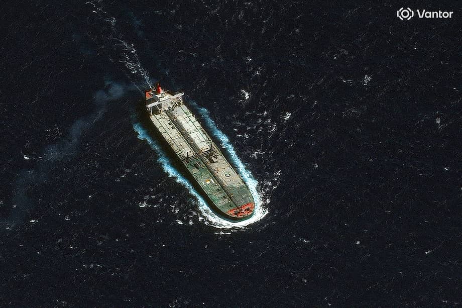 El petrolero Skipper pasa cerca de Guadalupe, en el Caribe, el 12 de diciembre de 2025, dos días después de ser incautado por el ejército estadounidense.
