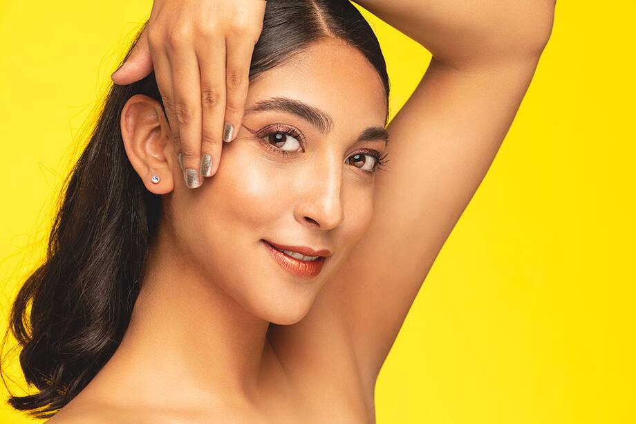 Para delinear sus ojos con facilidad, sobre todo si no es muy experta, utilice la línea discontinua. Dibuje una serie de puntos o guiones a lo largo del párpado y luego únalos.