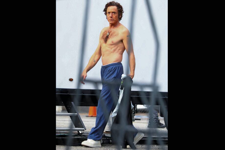 Los 'paparazzi' captaron a Robert en el set de 'El simpatizante'. Lucía una peluca.