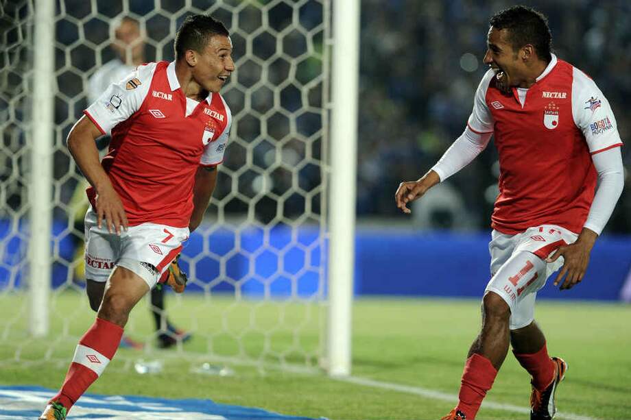 Luis Carlos Arias (izq.) y Wílder Medina celebran el gol de la victoria cardenal. Anoche anunciaron que darán mucho de qué hablar este semestre. /Gabriel Aponte