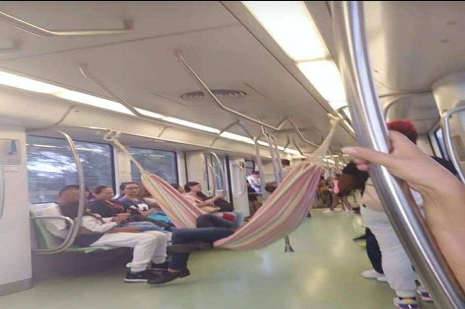 El hecho causó polémica e indignación en los usuarios de redes sociales y del medio de transporte. / Cuenta de Twitter: @jegareb