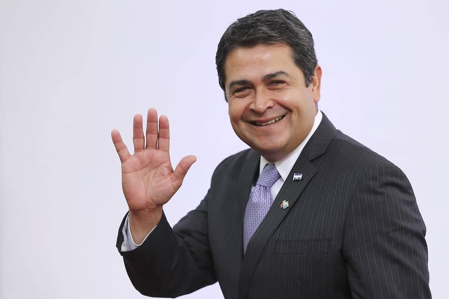 Fotografía de archivo del 10 de junio de 2015 del presidente de Honduras, Juan Orlando Hernández, saludando en Bruselas (Bélgica).