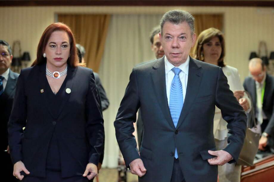 El presidente de Colombia, Juan Manuel Santos, se reunió con la canciller ecuatoriana Maria Fernanda Espinosa para hablar sobre el caso de los periodistas ecuatorianos de El Comercio secuestrados y asesinados por una disidencia de las Farc. / AFP