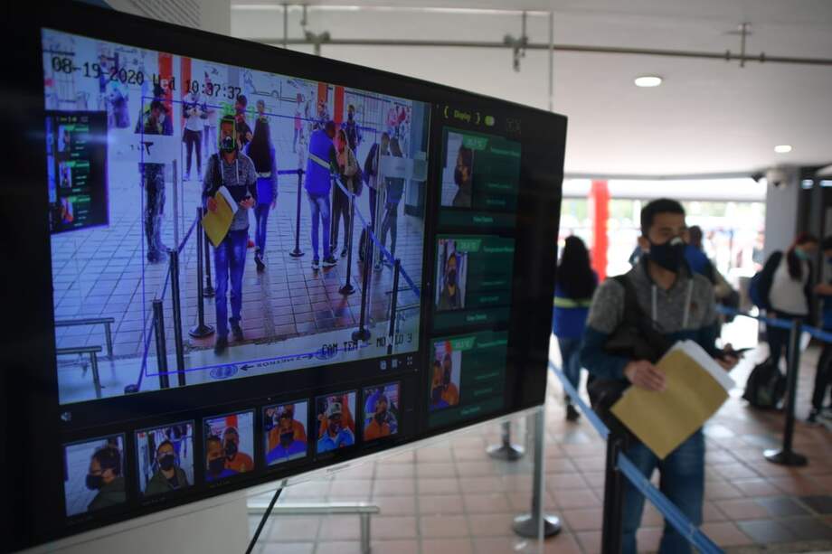 Por ejemplo, en la terminal de transportes de Bogotá, cada puerta tiene cámaras termográficas para medir la temperatura de las personas que ingresan. También, para incentivar el constante lavado de manos, en cada uno de los ingresos de las terminales se dispusieron zonas con baterías para lavado y desinfección.