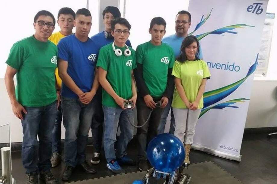 Profesor Frank González con sus estudiantes