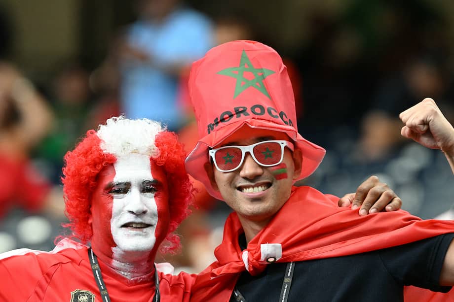 Aficionados canadienses y marroquíes antes del partido entre Canadá y Marruecos por los octavos de final de la Copa Mundial de la FIFA 2026, este sábado 4 de julio, en el NRG Stadium de Houston, Texas, en Estados Unidos.