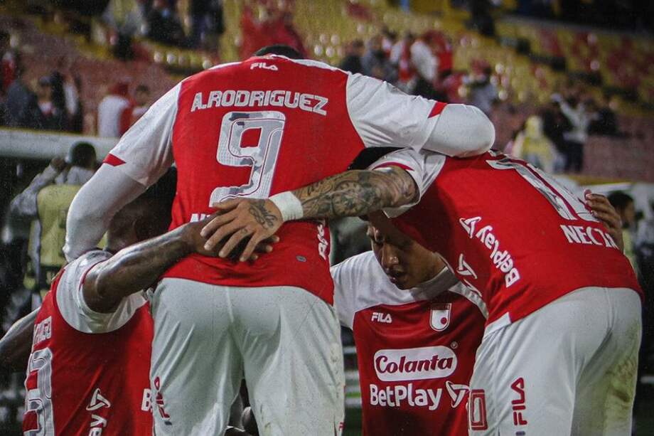 Los jugadores de Santa Fe celebran uno de los goles con los que vencieron al Internacional de Palmira (2-0).