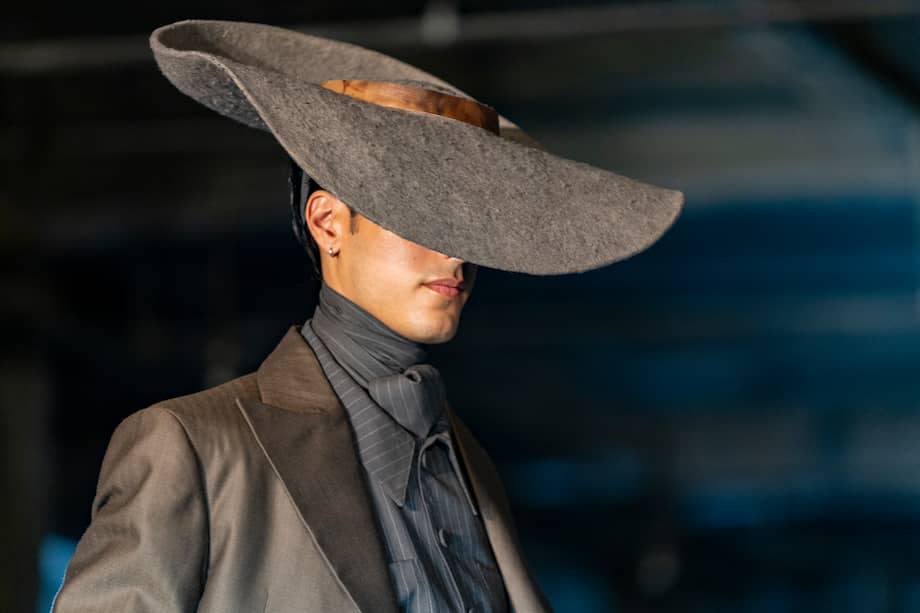 Un modelo luce prendas del diseñador mexicano Patricio Campillo de su colección "FICTIONS OF REALITY" otoño invierno 2025, en la Semana de la Moda de Nueva York 2025. / EFE/ Angel Colmenares