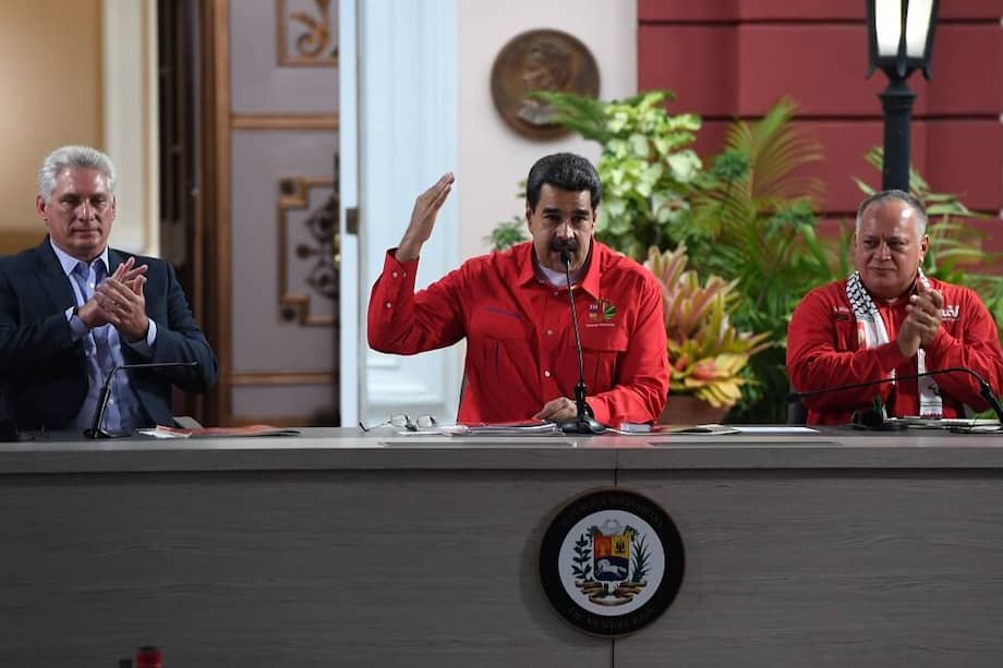 Nicolás Maduro (c), mandatario venezolano, junto a su homólogo de Cuba, Miguel Diaz-Canel (i) y Diosdado Cabello (d), presidente de la Asamblea Nacional Constituyente de Venezuela. / AFP