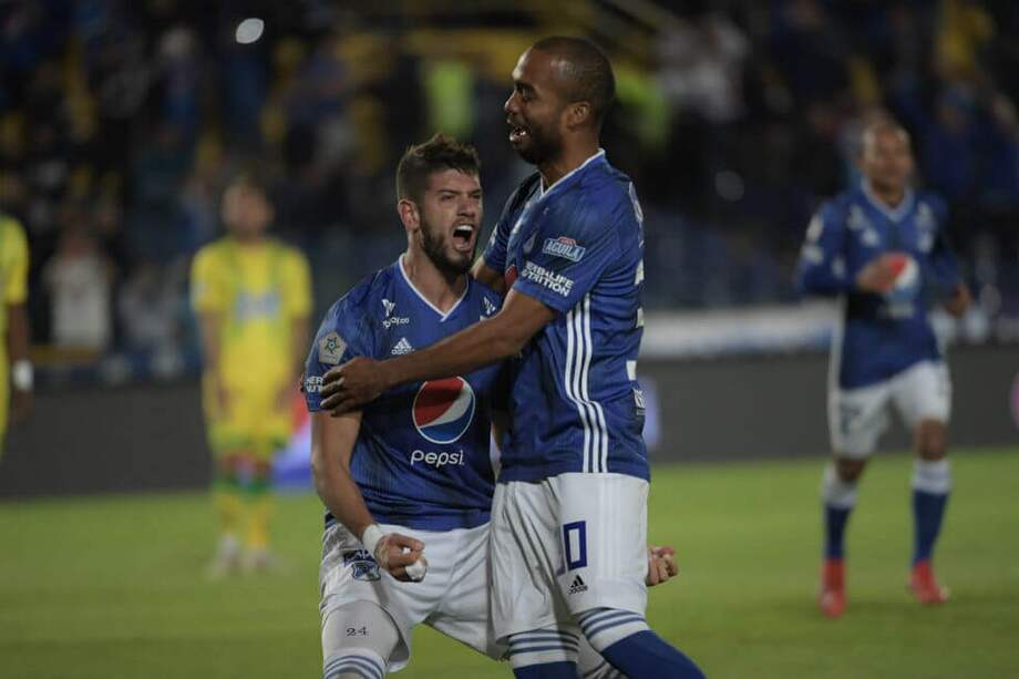 Matías de los Santos (izqu.) anotó en la victoria sobre Bucaramanga en El Campín. / Gustavo Torrijos