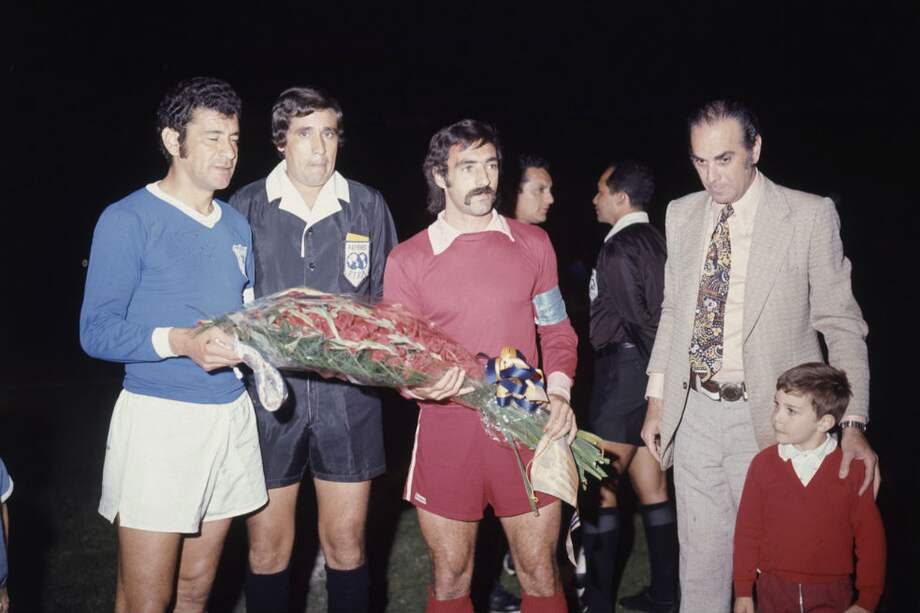 Óscar Villano y Ricardo Pavoni, capitanes de Millonarios e Independiente previo al partido de la Copa Libertadores de 1973. / Archivo