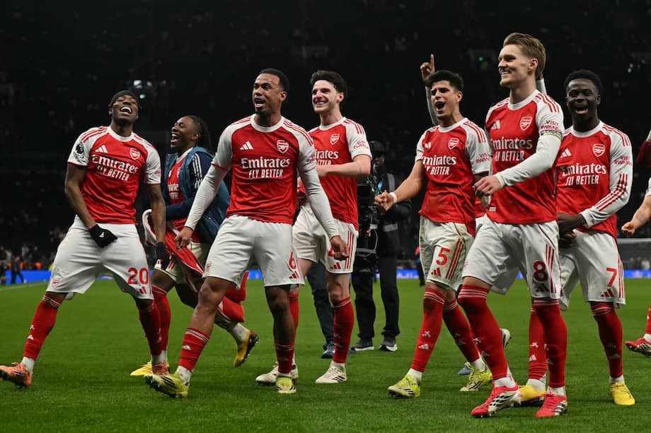 Los jugadores de Arsenal celebran su triunfo contra Tottenham.