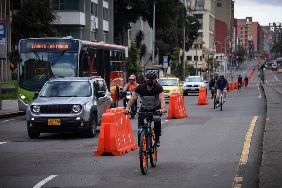 Ciclovía temporal ubicada en la carrera 7 con calle 39, segregada con barreras naranjas. / Secretaría de Movilidad (SDM).