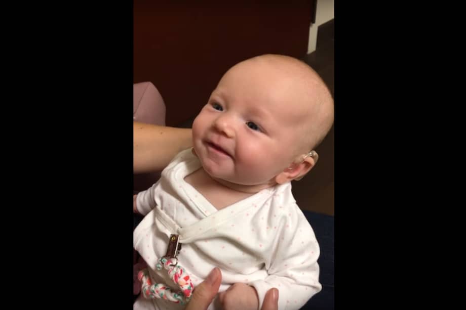 La tierna reacción de bebé sorda al escuchar a su madre por primera vez
