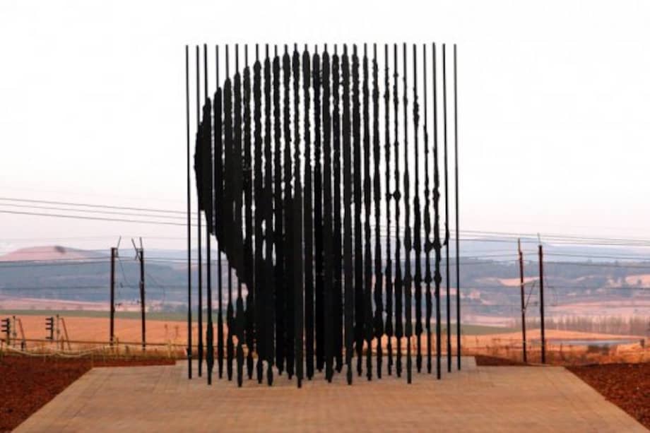 Monumento en honor al primer presidente negro de Sudáfrica, Nelson Mandela./ AFP