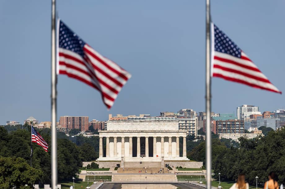 Banderas ondean a media asta en el Monumento a Washington tras la repentina muerte del senador por Carolina del Sur Lindsey Graham en Washington D. C.