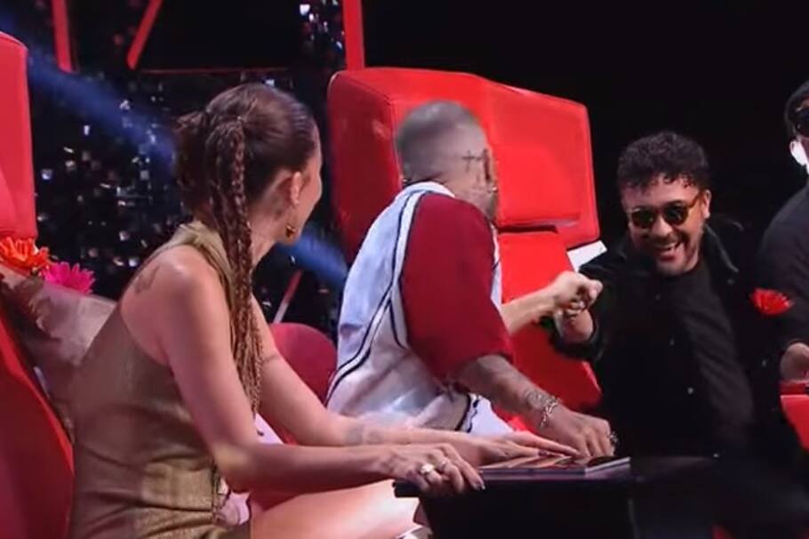 El cantante le dio un tierno detalle a su novia, Greeicy Rendón, y dejó sorprendidos a los demás entrenadores del concurso infantil.