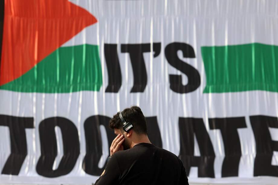 Un camarógrafo trabaja durante una manifestación en apoyo al pueblo palestino en Teherán, Irán, el 2 de mayo de 2025.