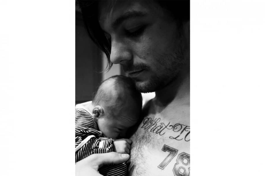 Louis Tomlinson con su hijo (c) Twitter. / Bang Showbiz
