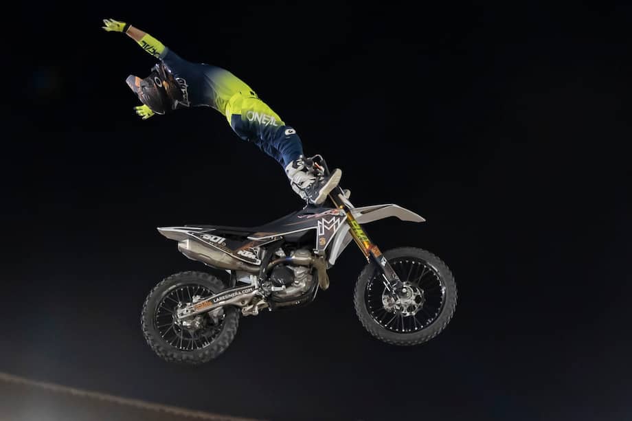 Ver a un piloto elevarse varios metros en el aire, soltarse de la moto en pleno vuelo o aterrizar después de una maniobra que parece imposible explica por qué este deporte genera tanta adrenalina.