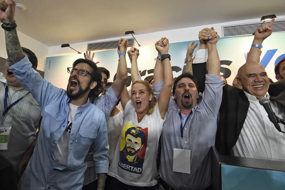 Celebración de la oposición tras conocer los resultados de las elecciones legislativas en Venezuela. / AFP