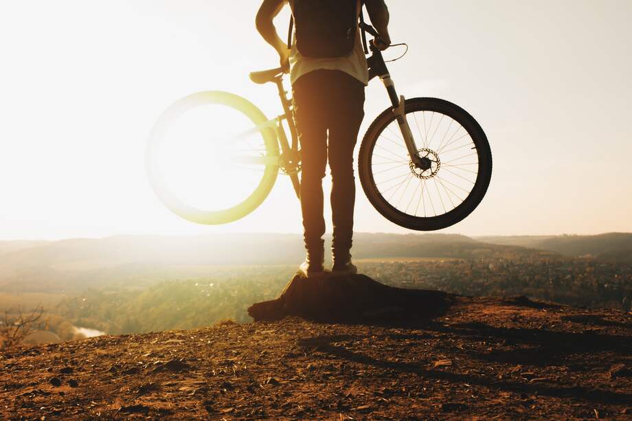 Un coro de sirenas lo despierta, una vez más, de su ensueño y, para entonces, el asaltante ya le tiene la punta de la navaja chuzándole el gaznate.