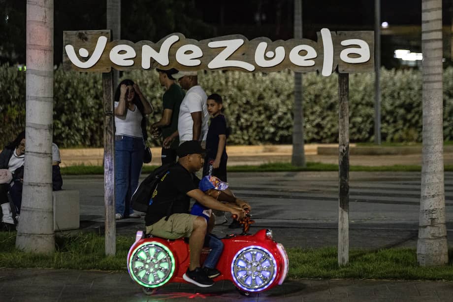 Un hombre pasea con su hijo por el parque Ana María Campos en Maracaibo (Venezuela).