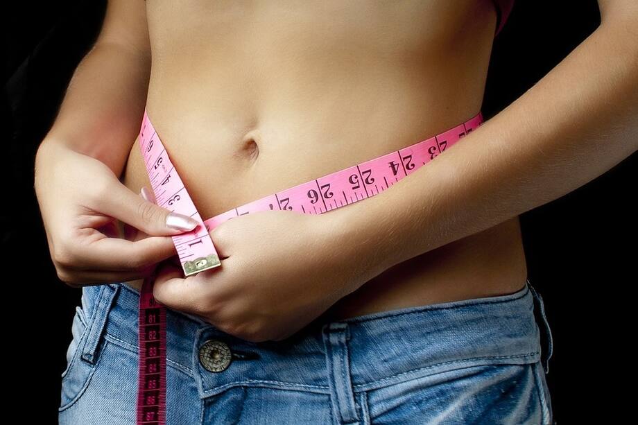 Reduce medidas en esa área con los ejercicios que nos enseña a hacer el preparador Camilo Peña.