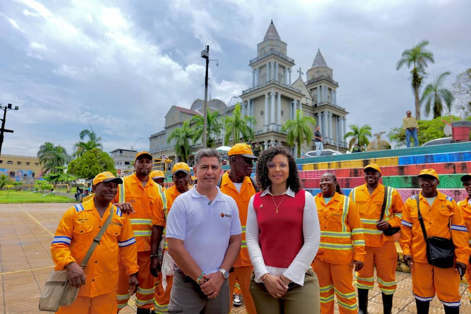 Director encargado del Invías, Jhon Bernal, y la gobernadora del Chocó, Nubia Carolina Córdoba.