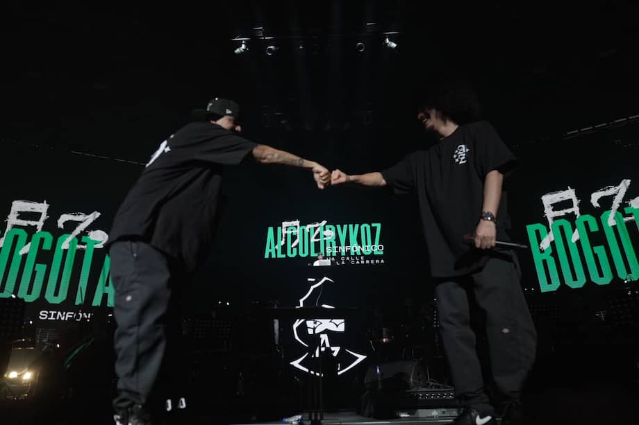 Gambeta (izq) y Kaztro (der) de Alcolirykoz durante su concierto Sinfónico en el Movistar Arena de Bogotá.